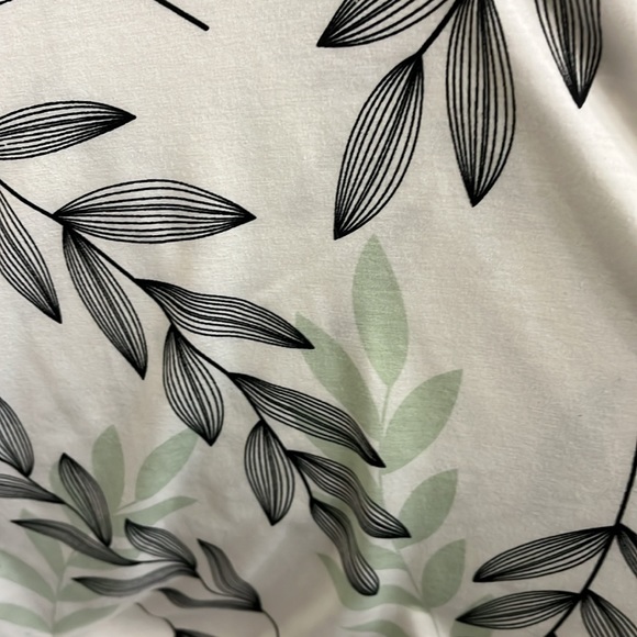 NWT Lularoe Iris Tunic Top Size M Mint/Black/White V-Neck, Leaves Pattern - Picture 2 of 6